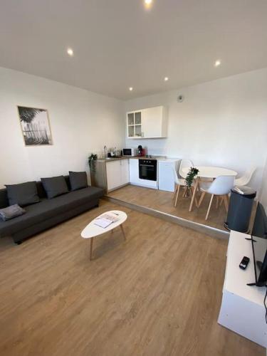 un salon avec un canapé et une table dans l'établissement Rêve de Mer, à Dieppe