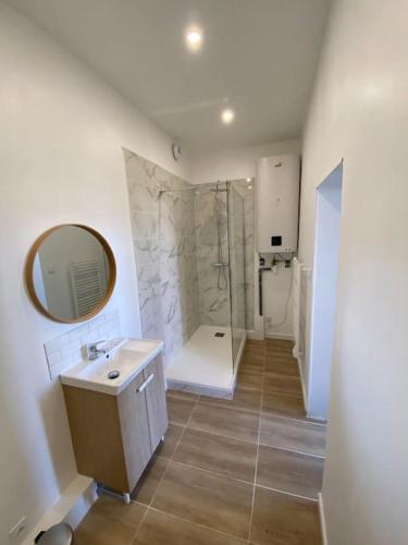 une salle de bain avec une douche, un lavabo et un miroir dans l'établissement Rêve de Mer, à Dieppe