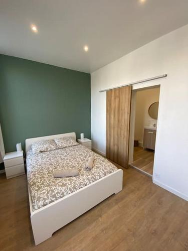 une chambre avec un lit et un miroir dans l'établissement Rêve de Mer, à Dieppe