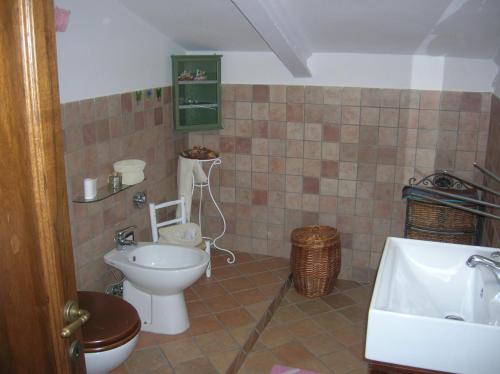 A bathroom at Mansarda Viti - View on the pediment -