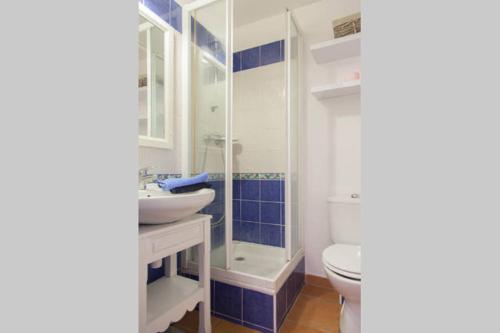 une salle de bain avec toilettes, lavabo et douche dans l'établissement Fantastisk feriebolig med basseng og kort vei til havet, à Saint-Raphaël