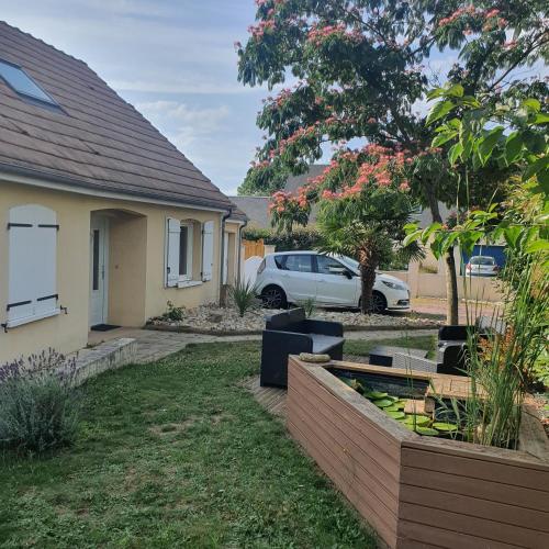 une maison avec une voiture garée dans une cour dans l'établissement Maison familliale à la campagne à 15 min du mans, à Roézé-sur-Sarthe