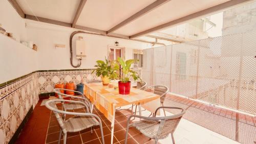 a dining room with a table and chairs at Apartamento Jose Enrique in Granada