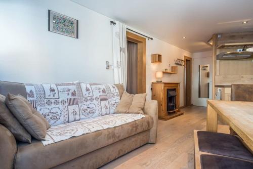 un salon avec un canapé et une table dans l'établissement IMMODREAMS - Le Refuge, à Morzine