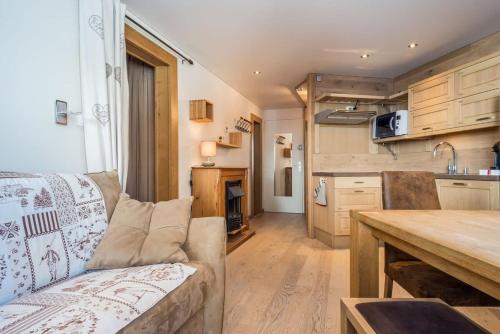 - un salon et une cuisine dans une petite maison dans l'établissement IMMODREAMS - Le Refuge, à Morzine