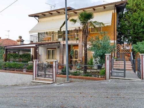 ein Haus mit einem Tor davor in der Unterkunft Pleasant Apartment with Courtyard in Saludecio