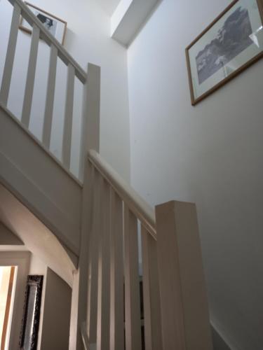 eine Treppe in einem Haus mit einem Bild an der Wand in der Unterkunft Flat 4, 43 Part Street in Southport