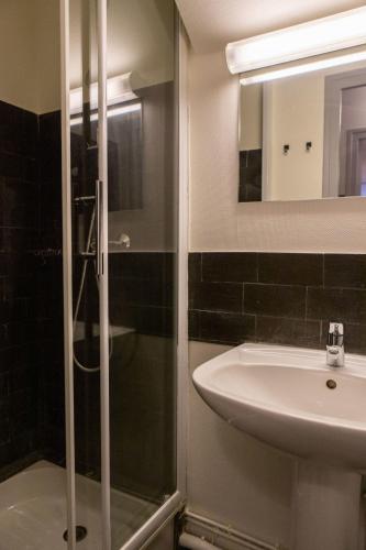 une salle de bain avec une douche, un lavabo et un miroir dans l'établissement IMMODREAMS - Le Mazot, à Morzine