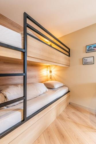 une chambre avec deux lits superposés dans l'établissement IMMODREAMS - Le Moutain Loft, à Morzine