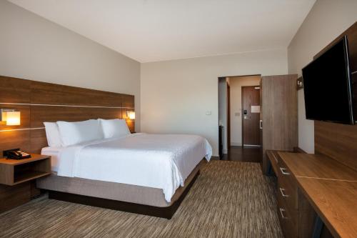 Katil atau katil-katil dalam bilik di Holiday Inn Express & Suites - Beloit by IHG