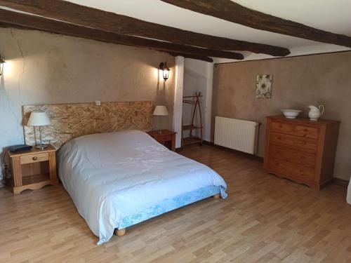 Posteľ alebo postele v izbe v ubytovaní Gîte Authentique pour 6 Pers. avec Cheminée à Proximité de Vittel et Activités Nature - FR-1-589-427