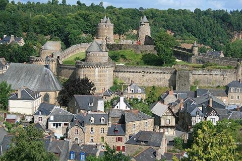 eine Stadt mit einem Schloss und eine Stadt mit Häusern in der Unterkunft Studio des Marches de Bretagne in Fougères