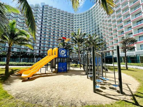 einen Spielplatz vor einem großen Gebäude in der Unterkunft Cam Ranh Sea View apeartment Nha Trang in Cam Ranh