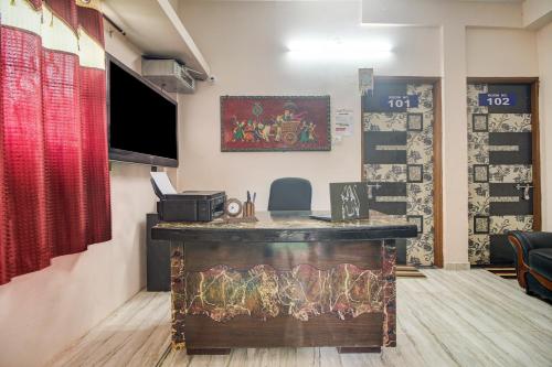 Korādih的住宿－Super OYO Hotel Elite Inn，办公室,办公室的桌子在房间里