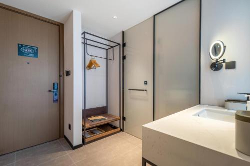 La salle de bains est pourvue d'une baignoire et d'un lavabo. dans l'établissement Atour Hotel Taizhou Linhai Toumen Port, à Linhai