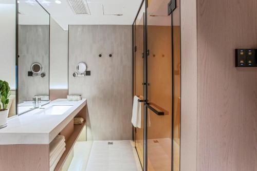 y baño con ducha y lavamanos. en Atour X Hotel Chuxiong Yihai Park, en Chuxiong