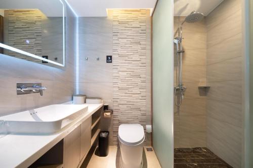 een badkamer met een wastafel, een toilet en een douche bij Atour X Hotel Dalian Jinzhou Railway Station in Jinzhou