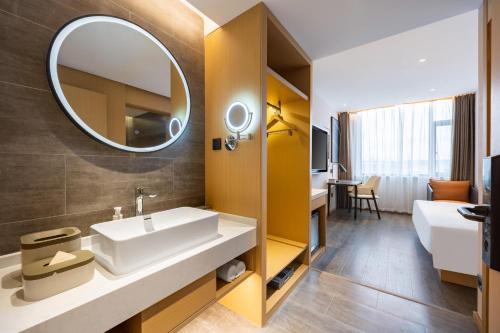 y baño con lavabo y espejo. en Atour X Hotel Yanji Department Store West Market, en Yanji