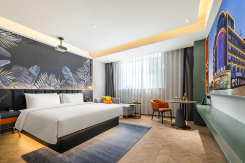 Cette chambre comprend un lit et un bureau. dans l'établissement Atour X Hotel Yulin Changcheng Road Confucius Temple, à Yulin