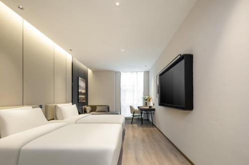 TV a/nebo společenská místnost v ubytování Atour Hotel Luqiao Taizhou