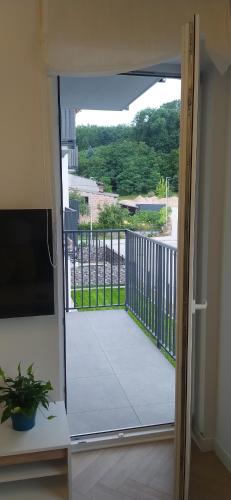 eine offene Tür zu einem Balkon mit Aussicht in der Unterkunft Apartament Kopernika in Nowe Miasto Lubawskie