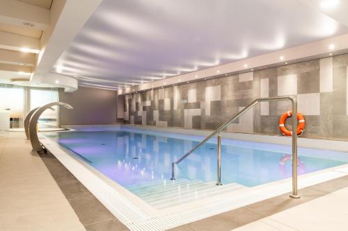 a large indoor swimming pool in a building at Hotel & Spa Trzy Wyspy in Świnoujście