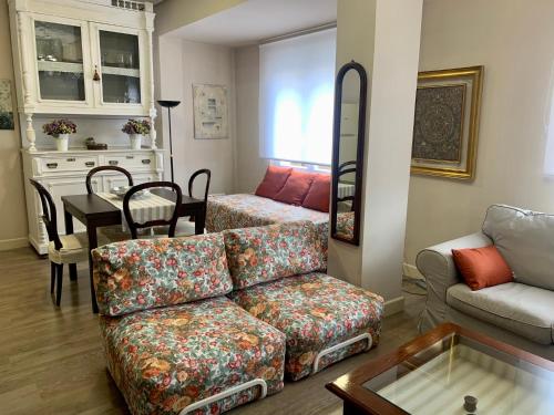 uma sala de estar com um sofá e uma mesa em Tiger (wifi) em Ávila