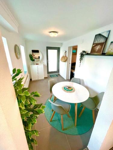 a living room with a table and chairs in a room at Ferienwohnung direkt am Bodensee / Untersee nahe Konstanz in Berlingen