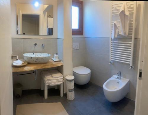 a bathroom with a sink and a toilet at Casa Raffaela in Marina di Pisa