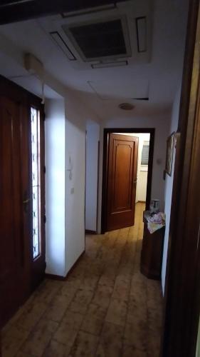 Casa Anna في Penna in Teverina: غرفة فارغة مع مدخل مع باب