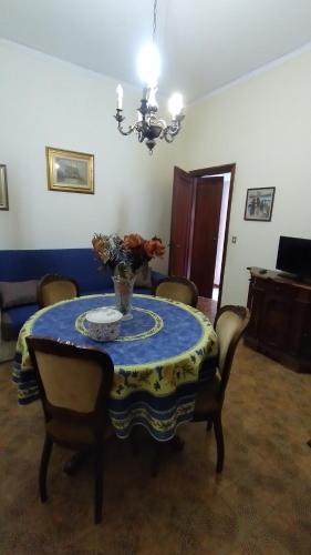 Casa Anna في Penna in Teverina: طاولة غرفة الطعام مع إناء من الزهور عليها