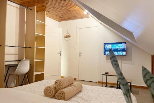 ein Schlafzimmer mit einem Bett mit zwei Handtüchern darauf in der Unterkunft Peaceful Apparts Saint-Quentin in Saint-Quentin