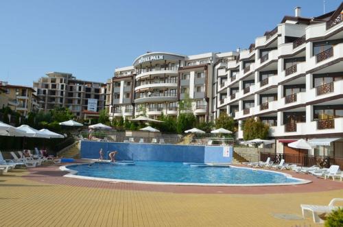 une piscine devant un grand bâtiment dans l'établissement LaRaMi Studio, à Sveti Vlas