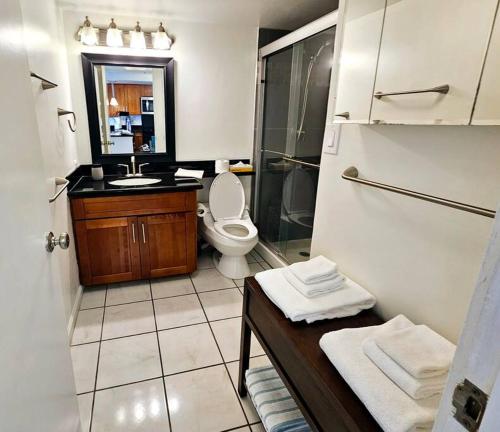 檀香山的住宿－Ilikai Hotel Condo with Kitchen and Ocean View，浴室配有卫生间、盥洗盆和淋浴。