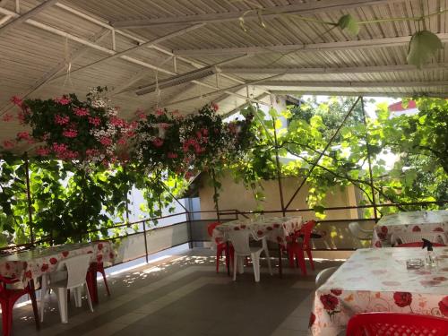 コスティネシュティにあるSteaua Norduluiの天井に飾られたテーブルと花を楽しめるレストラン