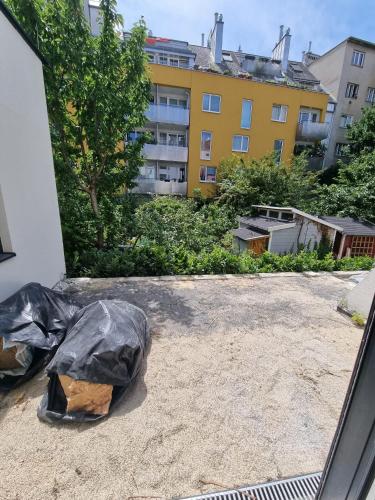 une pile de déchets assis sur le sol à côté d'un bâtiment dans l'établissement Vienna Urban Retreats, à Vienne