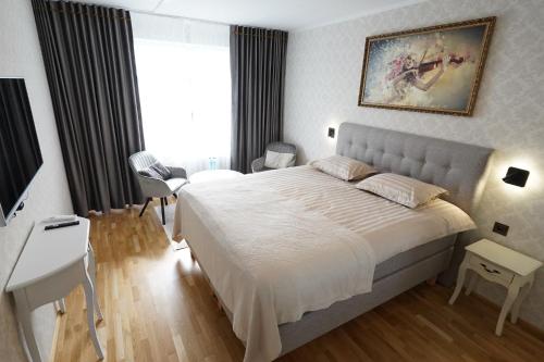 a bedroom with a large bed and a window at Promenaadi Apartment in Võru