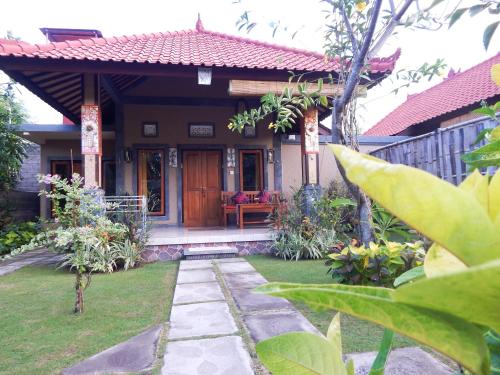 Сад в Pondok Shindu Guest House