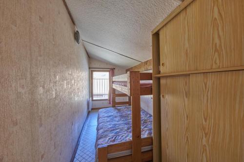 a room with two bunk beds and a window at Appartement 5 Pers Lac Et Ocean in Carcans