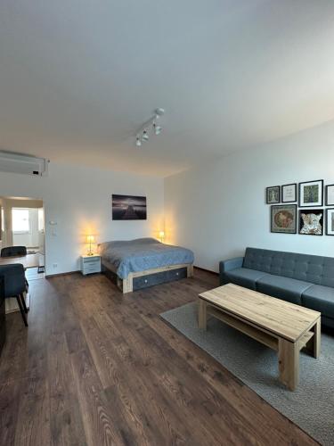 New Favoriten في فيينا: غرفة معيشة مع سرير وأريكة زرقاء