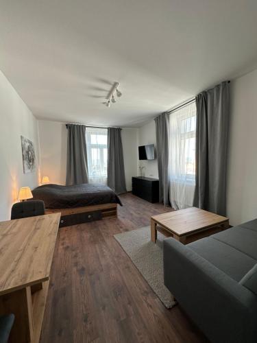 salon z łóżkiem i kanapą w obiekcie New Favoriten w Wiedniu