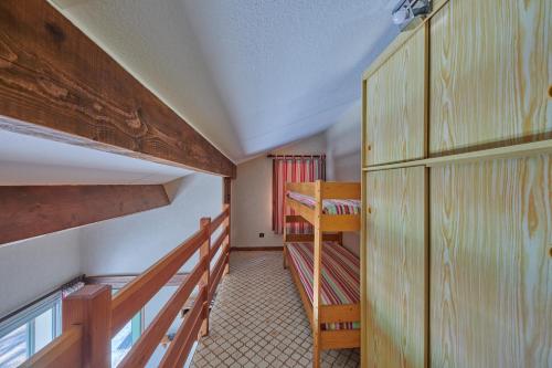 Habitación pequeña con 2 literas y escalera. en Studio 4 Pers Lac Et Ocean Carcans, en Carcans
