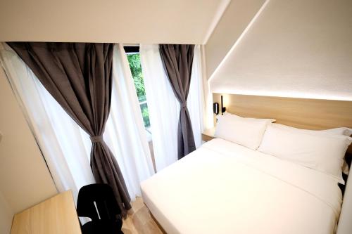 Cama o camas de una habitación en Rest Bugis Hotel