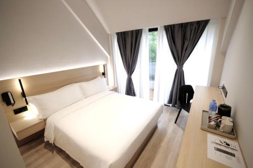 Cama o camas de una habitación en Rest Bugis Hotel