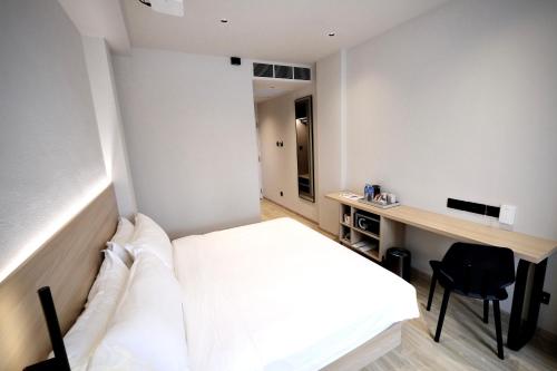 Cama o camas de una habitación en Rest Bugis Hotel