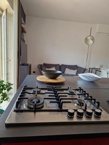 cocina con fogones y sofá en La casa di Andrea, en Messina