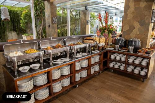 ein Buffet mit ausgestellten Tellern und Speisen in der Unterkunft Grand Ixora Kuta Resort in Kuta