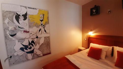1 dormitorio con 1 cama y una pintura en la pared en MARVEL, en Canillo