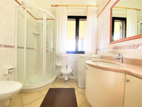 W łazience znajduje się prysznic, umywalka i toaleta. w obiekcie SU BISU, Costa Rei, Ferienhaus, sea view, 500m from the beach w mieście Costa Rei