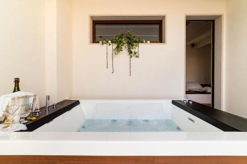 uma banheira de hidromassagem numa sala de estar com janela em Arringo - Stay comfy em Conversano